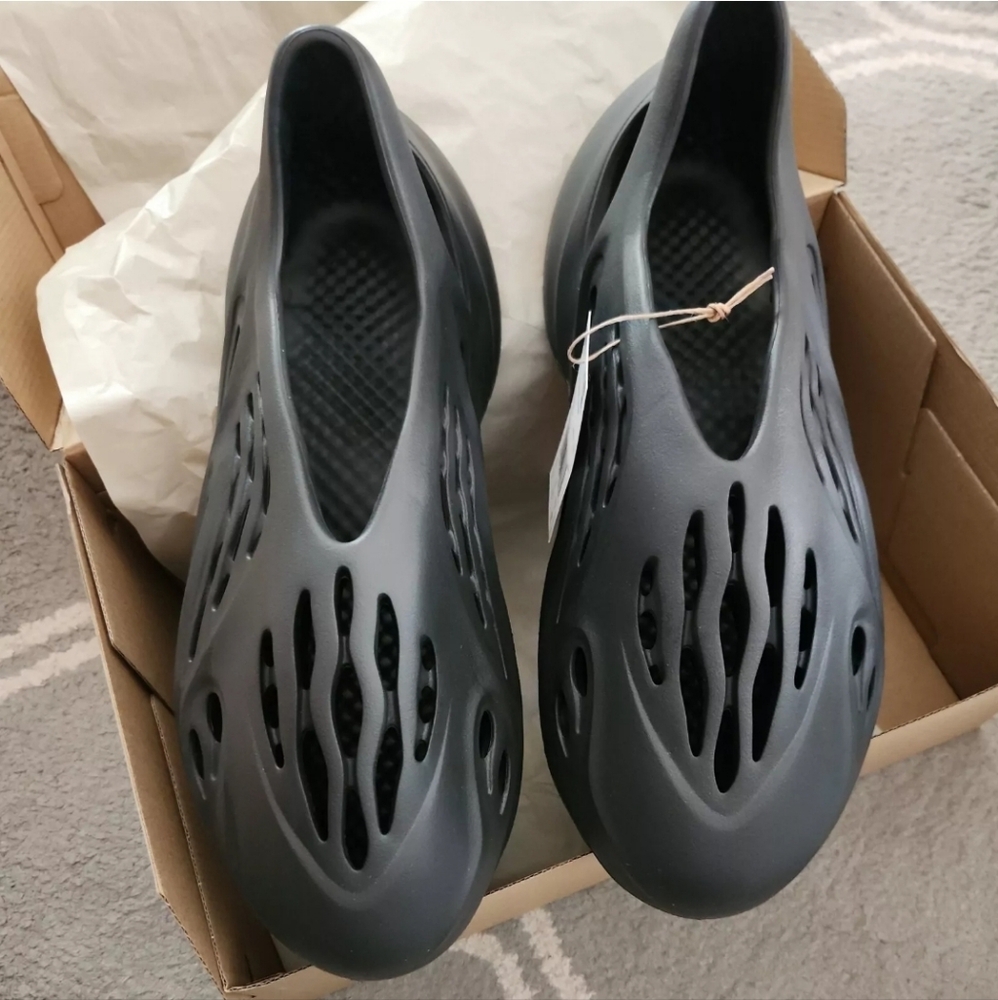 NWT Yeezy foam RNR